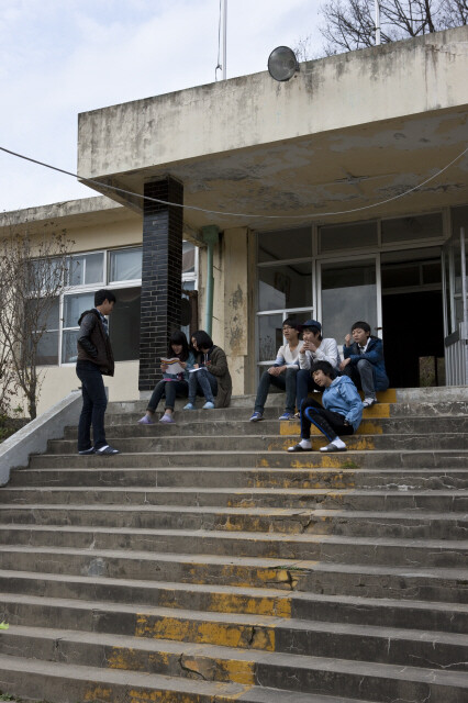 » 지난 11월8일 충북 제천의 ‘꽃피는학교’ 학생들이 점심시간 운동장 주변에 모여 이야기를 나누고 있다. 한겨레21 박승화