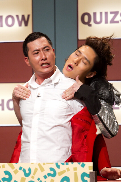 지난 12월3일 <새터데이 나이트 라이브 코리아>(SNLK)의 첫 방송에서 호스트로 출연한 배우 김주혁씨(왼쪽)는 스티브 잡스부터 아바타 분장까지 철저하게 망가지는 모습으로 안방에 웃음을 선사했다. tvN 제공