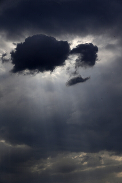 어두운 먹구름에 가린 해가 구름의 틈새로 빛을 쏟아내고 있다. 어둠은 결코 빛을 이겨내지 못한다.