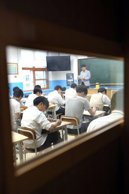 지난 9월17일 오후 서울 중구의 한 공업계열 특성화고등학교 교실에서 9급 공무원 시험에 대비한 물리 수업을 진행하고 있다.