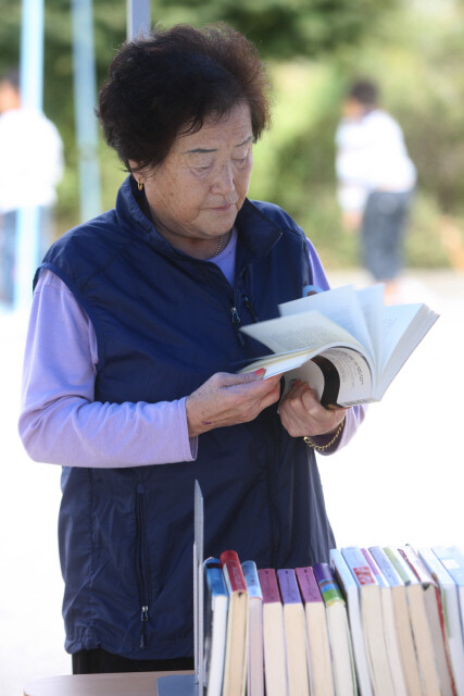 벼룩시장에 참여해 책을 살펴보는 마을 주민들. 한겨레 윤운식 기자