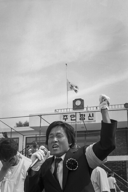 1988년 6월 ‘광주학살 책임자 처벌’을 요구하며 분신한 동생 박래전의 영결식에서 추모사를 읽고 있다. 박용수 제공