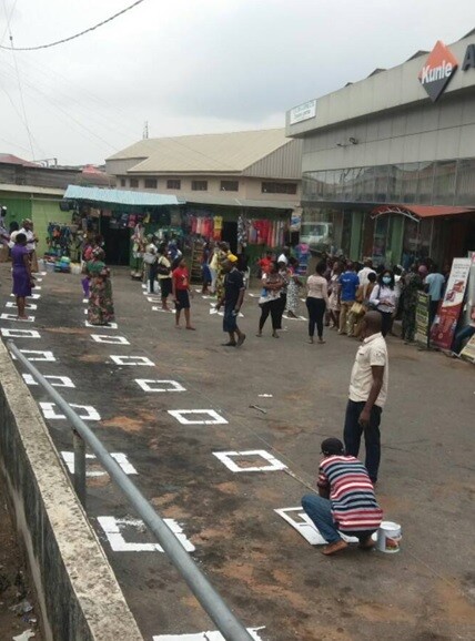 5월19일 나이지리아 남부 도시 이바단의 생활필수품과 약품 등을 파는 상점 쿤레 앞 풍경. 사회적 거리 두기를 위해 줄 서는 사람들의 자리를 바닥에 띄엄띄엄 표시해놨다.