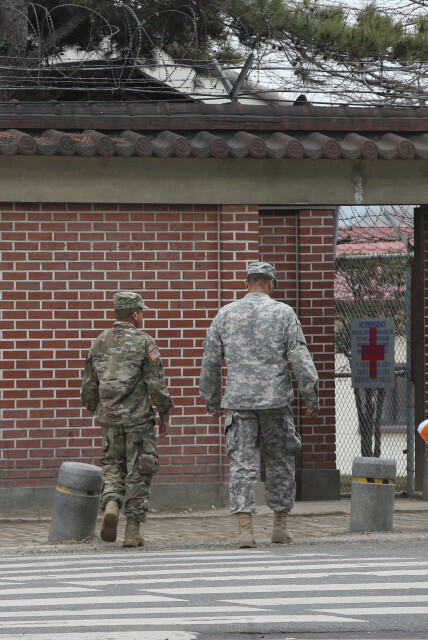 The main entrance of USFK’s Camp Humphreys base in Pyeongtaek, Gyeonggi Province. (Hankyoreh archives)