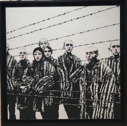 뱅크시의 그림 <첫 번째 선언>. 독일 베르겐벨젠 강제수용소에서 립스틱을 바른 전쟁 포로와 유대인.