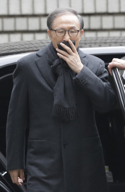 Former President Lee Myung-bak, who has been charged with bribery and embezzlement, heads to the final trial in his case at the Seoul High Court on Jan. 8. (Kim Hye-yun, staff photographer)