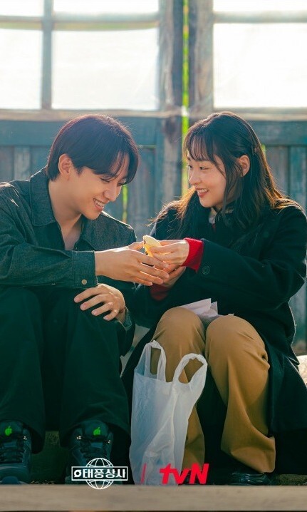 드라마 ‘태풍상사’의 복고 로맨스, 꼭 IMF가 배경이어야 했을까?