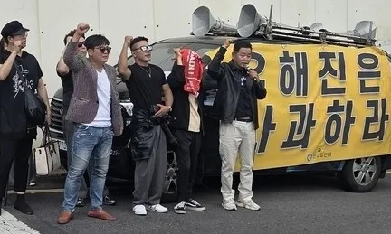 유해진 집 앞에 몰려간 보수단체…‘암살자(들)’ 무대 인사도 취소