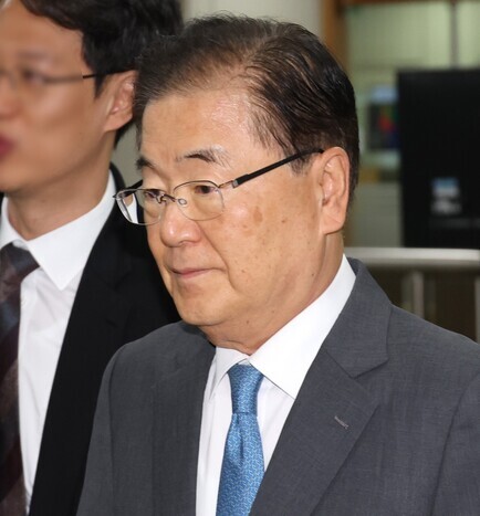 Chung Eui-yong, the director of national security under Moon Jae-in, arrives at Seoul Central District Court on Nov. 1 for the first trial in a case concerning alleged coerced repatriation of North Korean fishers. (Yonhap)