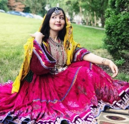 아프간 여성이 전통의상을 입고 찍은 사진을 트위터에 올렸다. 트위터 갈무리