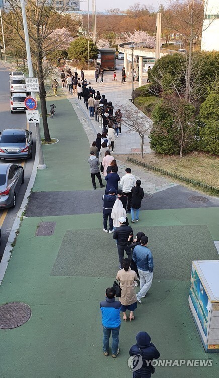Voters line up for early voting at Baekseok Library in Goyang, Gyeonggi Province, on Apr. 11. (Yonhap News)