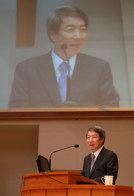 » 정운찬 위원장이 지난 3월25일 오전 부천 서울신학대학교에서 열린 개교 100주년 기념 인문학 강좌에서 특강을 하고 있다. 연합