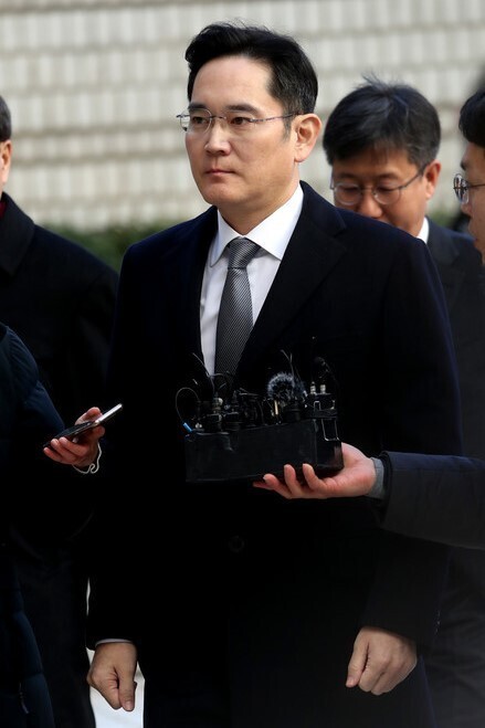 Samsung Electronics Vice Chairman Lee Jae-yong heads to the third hearing in his corruption and bribery trial on Dec. 6, 2019. (Kang Chang-kwang, staff photographer)