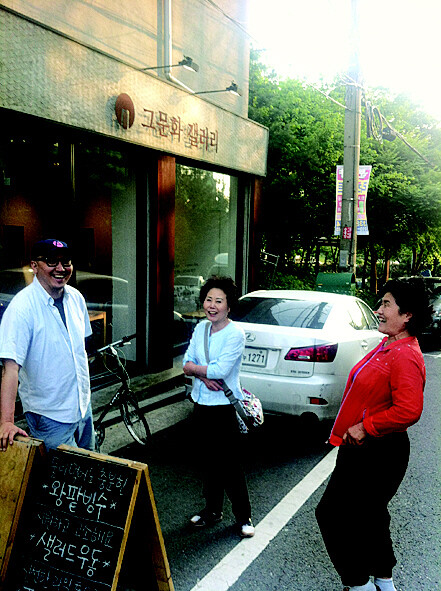 동네 어르신들과 담소를 나누는 김남균 ‘그문화’ 갤러리 대표.  강영민 제공