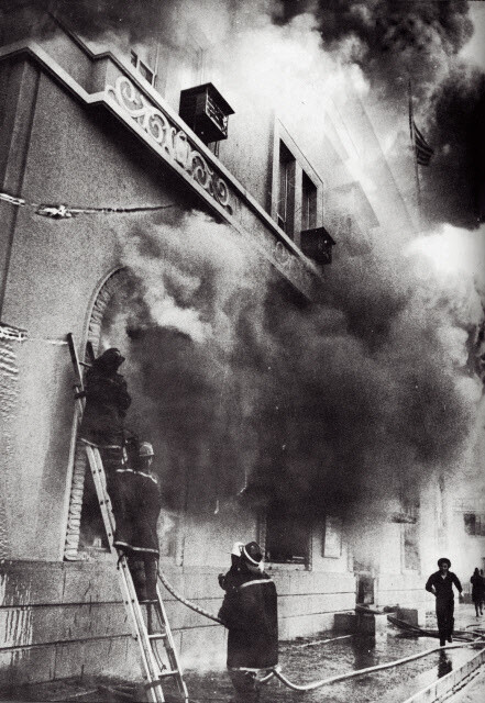 Smoke pours out of a US cultural center in Busan on March 18, 1983. The arson was largely influenced by the Dec. 9, 1980, arson of a US cultural center in Gwangju, what some call the first act of the anti-American movement in Korea. (courtesy of the Korea Press Photo Association)