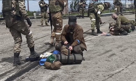 마리우폴 아조우스탈제철소에서 나온 우크라이나군 장병들이 지난달 17일 러시아군의 통제 하에 소개되고 있다. 러시아 국방부가 지난달 18일 제공한 사진이다. EPA 연합뉴스 자료사진