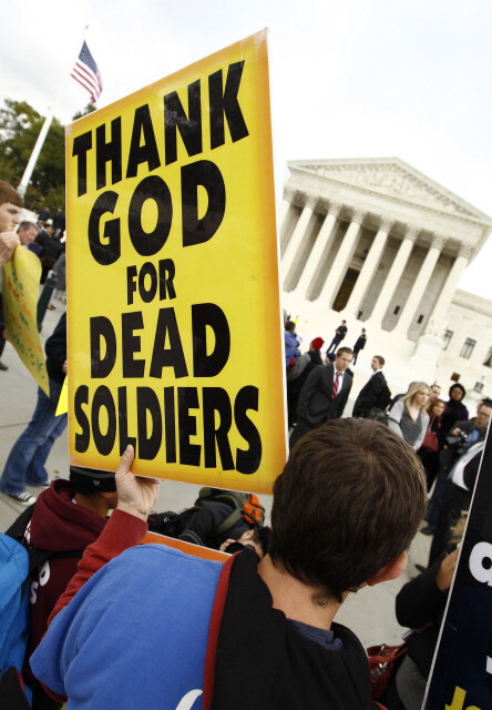 이라크전에서 사망한 동성애자 군인의 장례식장에 동성애를 반대하는 교회의 신도들이 몰려와 “이 군인을 죽게 한 신에게 감사한다”라고 쓰인 피켓을 들고 시위를 했다. 미국 연방대법원은 이 시위가 표현의 자유 보호 범위 내에 있다고 판결했다. REUTERS