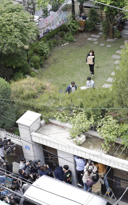 Investigators from the Seoul Western District Prosecutor’s Office during a search and seizure of the Korean Council’s House of Peace shelter in Seoul’s Mapo District on May 21. (Kim Hye-yun, staff photographer)