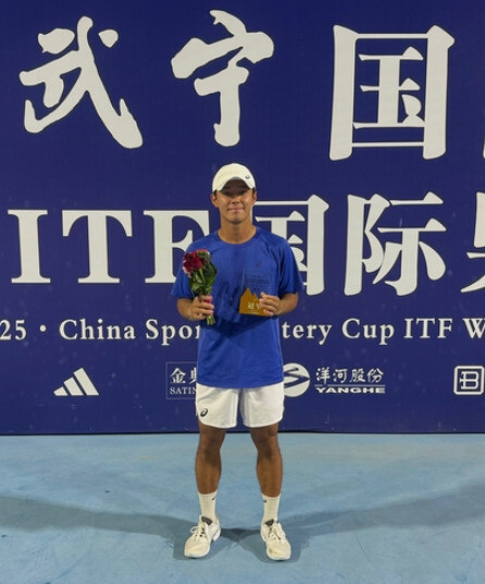 Lee Deok -hee, a member of Sejong City Hall, who won the International Tennis Federation (ITF) China Futures' fast in early August.