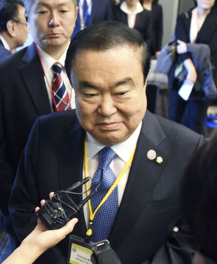 South Korean National Assembly Speaker Moon Hee-sang talks to reporters at the Japanese Diet in Tokyo on Nov. 4. (Yonhap News)