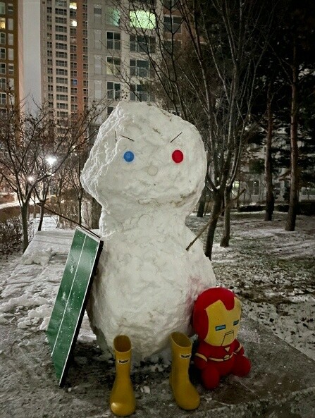 박가영씨와 동생이 만든 눈사람. 유가족 제공