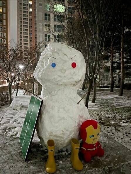 The snowperson that Ga-young made with her younger sibling. (courtesy of the deceased’s family)