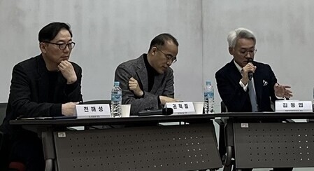 Kim Dong-yup, a professor at the University of North Korean Studies, speaks on a panel at a debate hosted by the Hankyoreh Foundation for Reunification and Culture on Feb. 20, 2024. On his left are Chun Hae-sung, a former vice minister of unification, and Kwon Hyuk-chul, the Hankyoreh’s inter-Korean affairs and diplomacy editor.  
