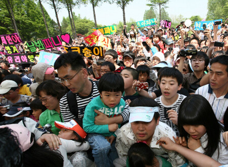 이제 아이돌의 팬층은 남녀노소를 불문한다. 지난 5월5일 서울 능동 어린이대공원에서 열린 소녀시대 공연을 보기 위해 몰려든 사람들. 한겨레 이종근 기자