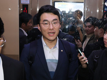 김남국 더불어민주당 의원이 2023년 5월9일 국회 의원회관 의원실을 나서며 취재진의 질문을 받고 있다. 연합뉴스