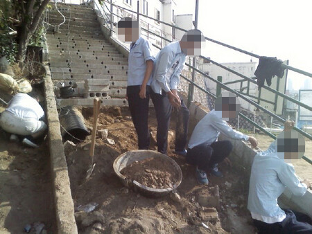 전주 A고교의 공사 현장. 학교 식당에서 운동장으로 이어지는 내리막길을 아이들이 직접 계단으로 바꾸고 있다. 논란이 일자 지금은 멈춘 상태다. 학생 제공