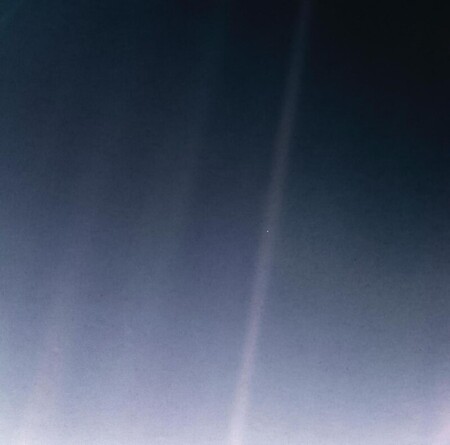 1990년 2월14일 보이저 1호가 60억㎞ 거리에서 촬영한 ‘창백한 푸른 점’ 지구를 미 항공우주국이 30년 만인 2020년에 좀 더 선명하게 보정해서 공개한 사진. 미 항공우주국 제공