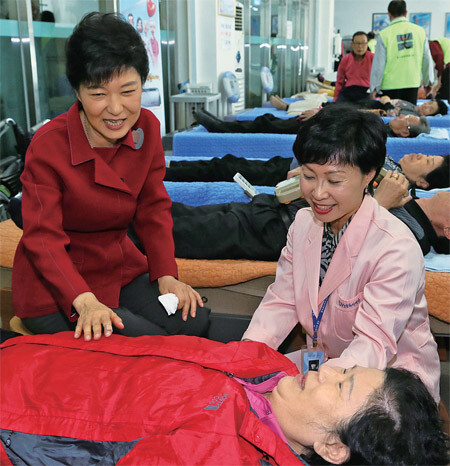 박근혜 대통령은 대선 후보 시절 ‘의료비 부담 제로’를 내세워 유권자의 환심을 샀으나, 당선되자마자 핵심 공약들에 대한 말을 바꿔버렸다. 박 대통령이 지난해 10월26일 광주의 빛고을노인건강타운을 찾아 물리치료를 받는 노인과 이야기를 나누고 있다. 사진공동취재단