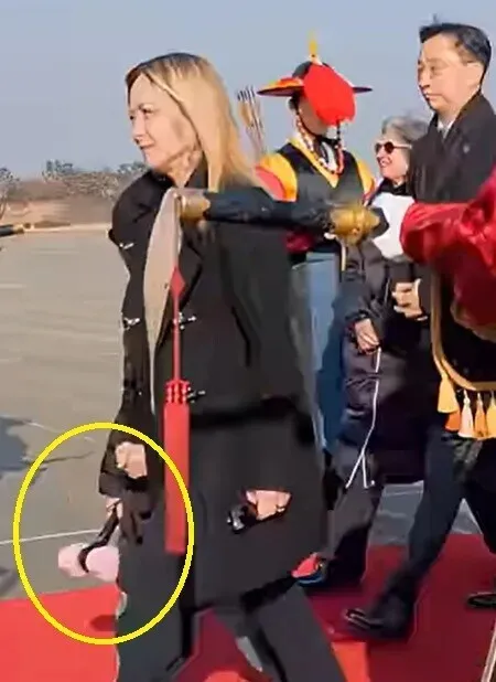 Italian Prime Minister Giorgia Meloni arrived in South Korea at the Seoul Air Base on Jan. 18, 2026, with her daughter, who was seen carrying a BlackPink lightstick (circled). (still from Meloni’s YouTube channel)