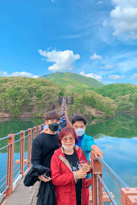 2020년5월 경기도 파주 마장호수에서 신한철씨와 부모님이 함께 찍은 사진. 유가족 제공