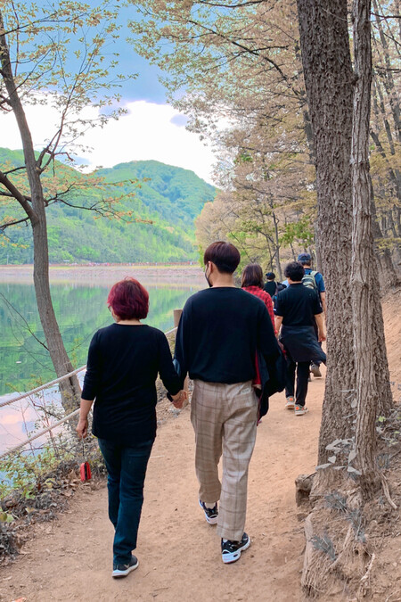 2020년 5월 신한철씨가 어머니 손을 잡고 마장호수 주변을 걷고있다. 유가족 제공.