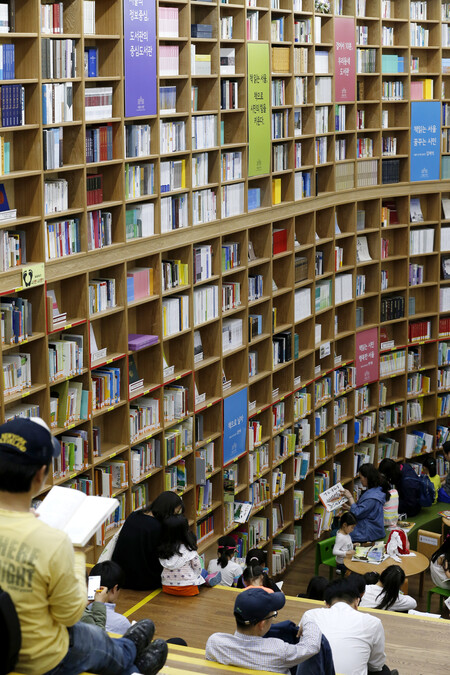 서울시청 안 서울도서관에서 시민들이 책을 읽는 모습. 이종근 기자 root2@hani.co.kr