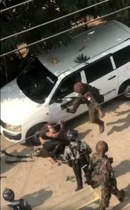 군인이 3월27일 시민의 머리를 발로 내려찍고 있다. 