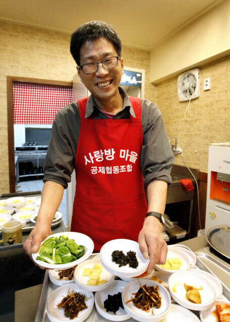 고형렬씨는 식당에 너무 많은 손님이 오는 것을 바라지 않는다. 바빠서 말 한마디 나누기 힘들 정도로 장사가 잘되는 것은 ‘밥이 보약’의 취지에 맞지 않는단다. <한겨레21> 탁기형