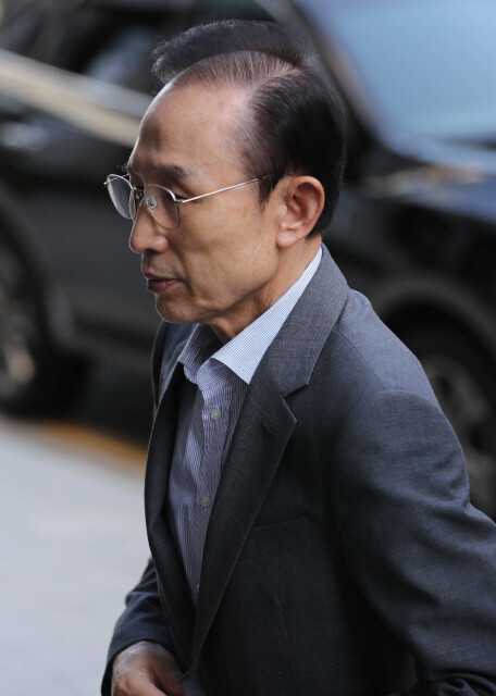 Former President Lee Myung-bak heads to work at his office in the Gangnam District of Seoul on Sept. 28. (by Baek So-ah