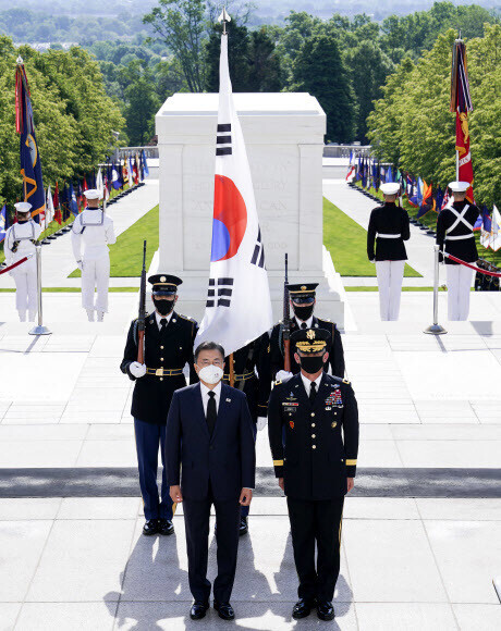 South Korean President Moon Jae-in pays tribute at the Tomb of the Unknown Soldier at Arlington National Cemetery on Thursday. (Yonhap News)