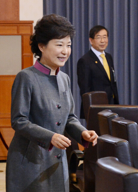 11일 오후 청와대 세종실에서 열린 ‘박근혜정부‘ 첫 국무회의에서 박 대통령과 정홍원 총리 등이 회의장에 입장하고 있다. 뒤편으로 박원순 서울시장이 보인다. (2013 0311 청와대사진기자단/국민-이동희기자)