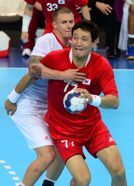 2012 런던올림픽 남자핸드볼 예선 경기에서 윤경신 선수가 헝가리 선수와 몸싸움을 하고 있다. 올림픽사진공동취재단