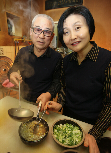 » 성재수 사장은 ‘아무런 반찬이 없어도’ 국밥만으로 완성되는 맛을 찾으려 노력한다. 지난 1월18일 오전 성재수씨와 부인 장은주씨가 콩나물국밥을 내놓고 있다. 한겨레 윤운식 기자 