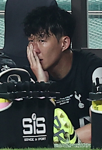 Son Heung -min sheds tears as if he had crossed on the bench after being replaced in the second half. Yonhap News