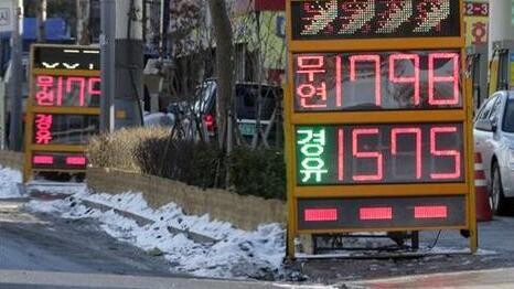 » 정부와 정유사 간 휘발유값 전쟁이 재점화됐다. 서울 시내 한 주유소의 가격 안내판. 연합 