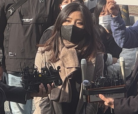 명태균씨의 변론을 맡은 김소연 변호사가 8일 오전 창원지검에 들어가기에 앞서 취재진의 질문에 답하고 있다. 최상원 기자