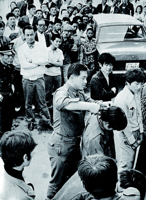 » 한국 사회에서 자유가 극도로 억압된 시기였던 1970년대에는 정치적 자유주의뿐 아니라, 시민들의 일상적 생활마저 국가의 간섭 대상이었다. 서울 도심에서 벌어진 장발 단속 모습. 보도사진연감