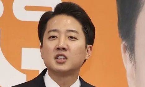 이준석, ‘투표 새치기’ 논란에 “줄이 없는데 어떻게”…법적조처 예고