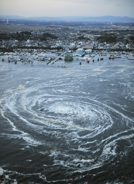 » 3월11일 일본에서 대지진이 발생한 뒤 이바라키현 오아라이 항구 근처에서 쓰나미가 소용돌이치고 있다. 연합 AP