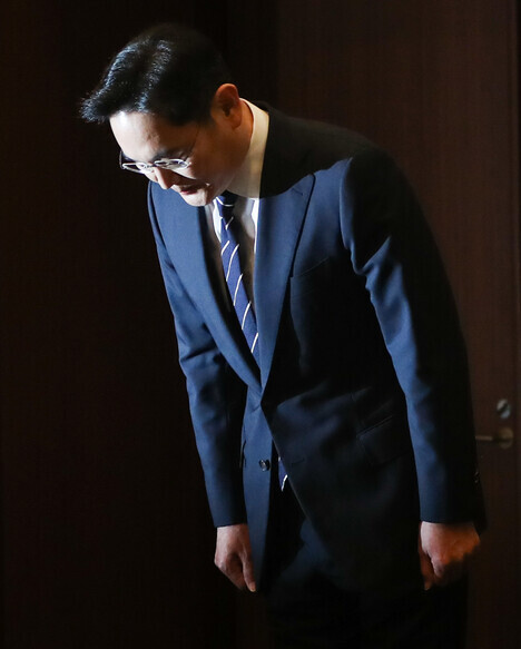 Samsung Electronics Vice Chairman Lee Jae-yong gives a public apology regarding the scandal surrounding his management succession at Samsung’s Seoul headquarters on May 6. (photo pool)